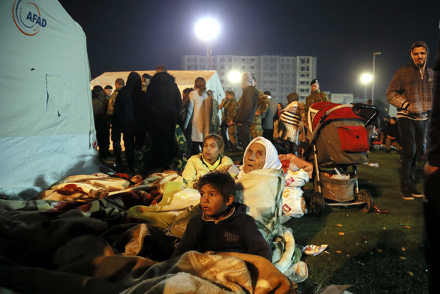 Нови потрес у Албанији; У Драчу ноћ провели на стадиону плашећи се нових разарања